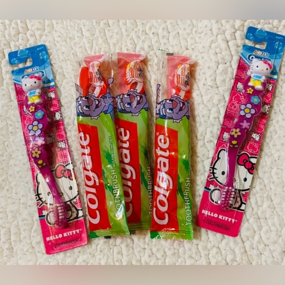 Oral B Hello Kitty and Colgate Kid’s Toothbrushes Lot of 5 Hygeine Kids New